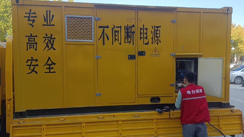 平桥柴油发电机组和UPS电源配合使用时，如何避免切换过程中的电力中断？